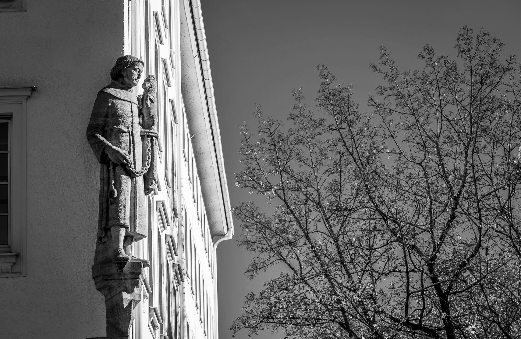 Monaco, scultura su angolo di casa | © Parallel dream