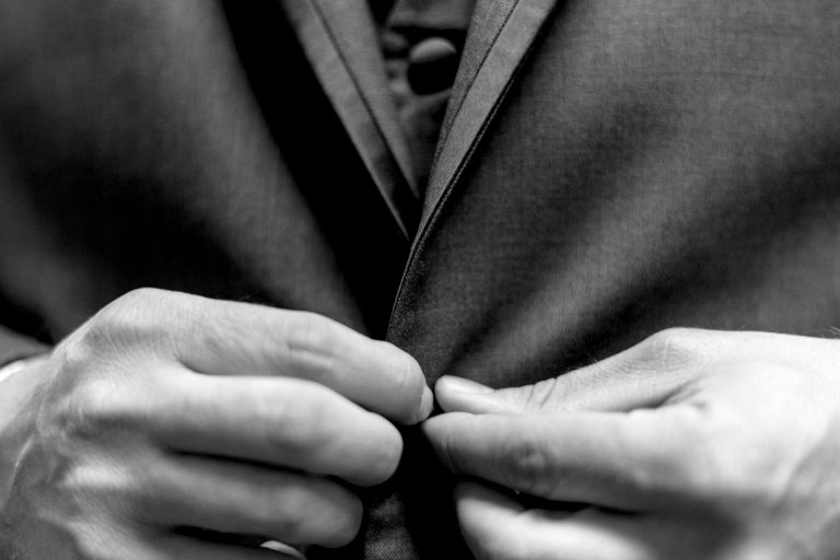 Uomo in giacca e gilet | © Andre Hunter