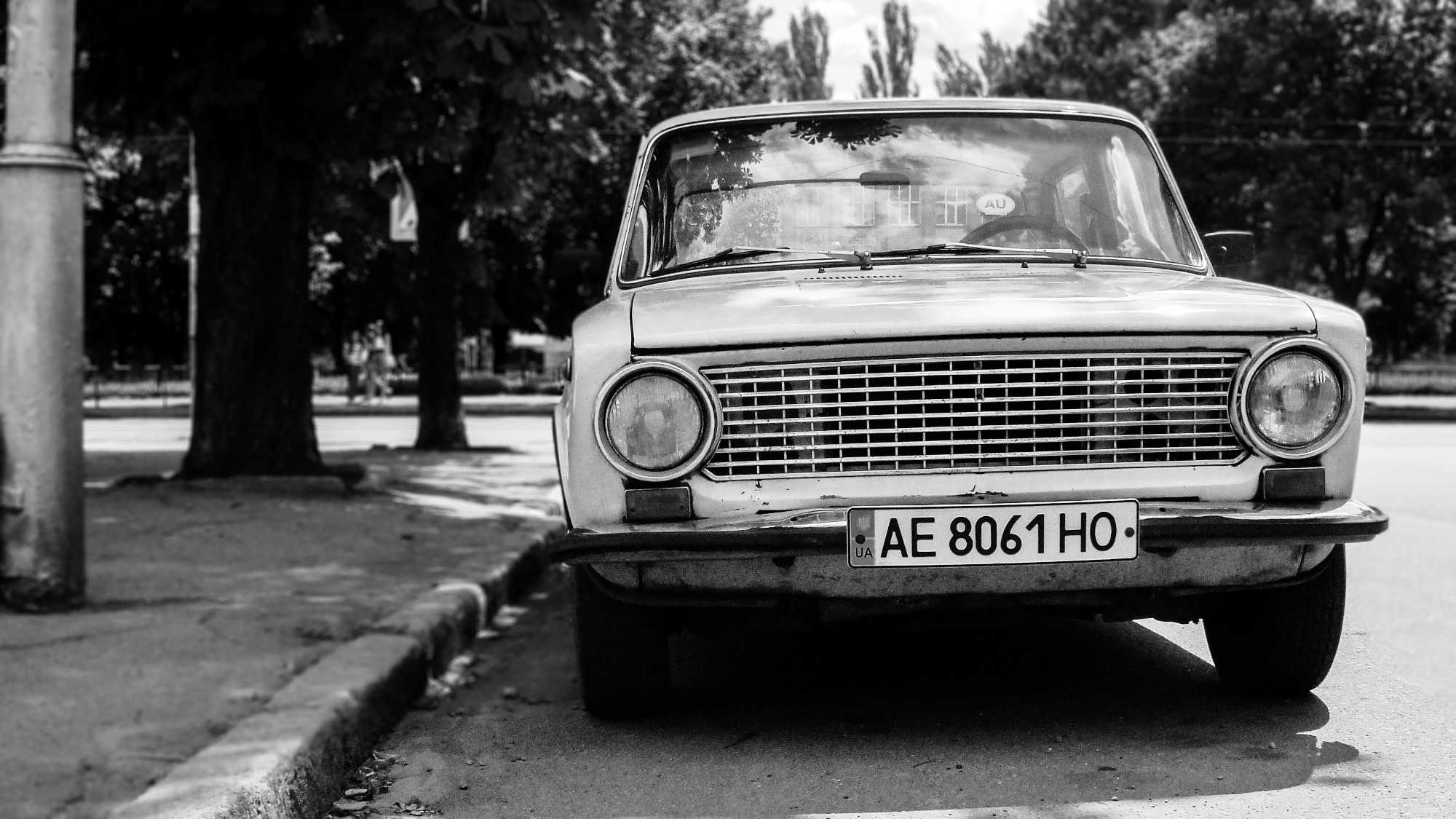 Auto di fabbricazione sovietica su licenza FIAT con targa ucraina | © John Mark Kuznietsov