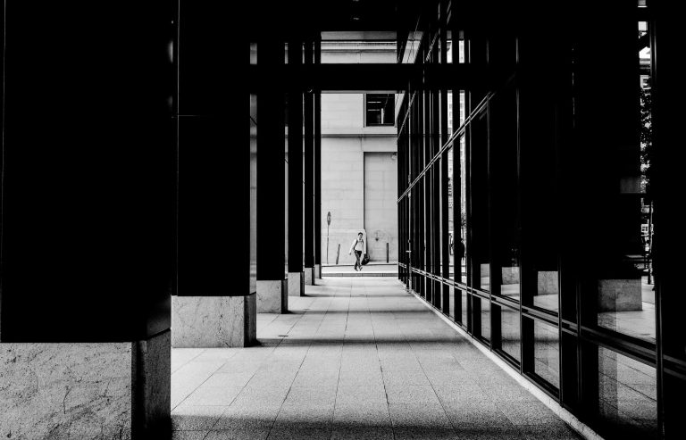 Uomo in fondo a un portico | © Owen Cl