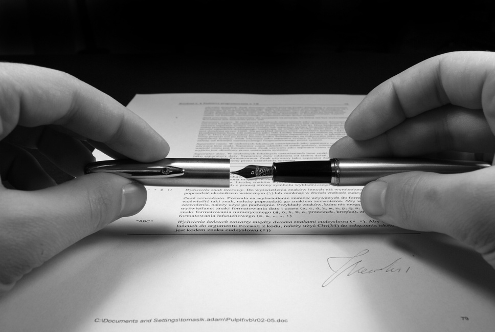 Firma di un contratto | © Adam Tomasik