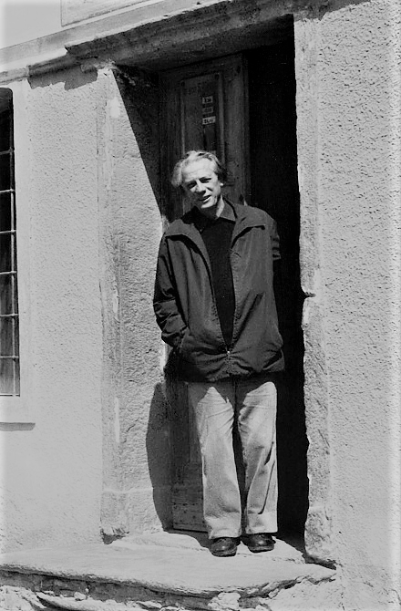 Don Michel Do di fronte alla chiesa di St-Jacques