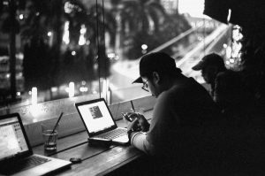 Uomo lavora al computer di notte | © Muhammad Raufan Yusup